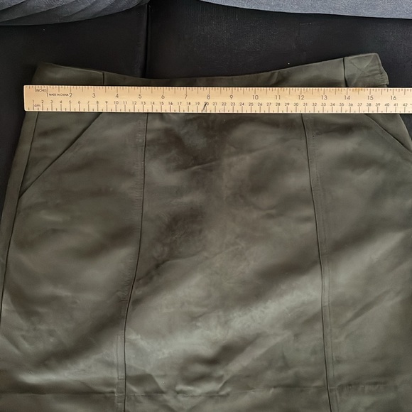 Banana Republic VEGAN SUEDE MINI SKIRT Sheltered Earth NWOT - Picture 4 of 5